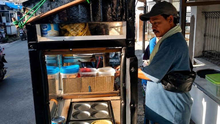 Japra Bertahan Berjualan Martabak Mini di Tengah Ancaman Banjir Rob